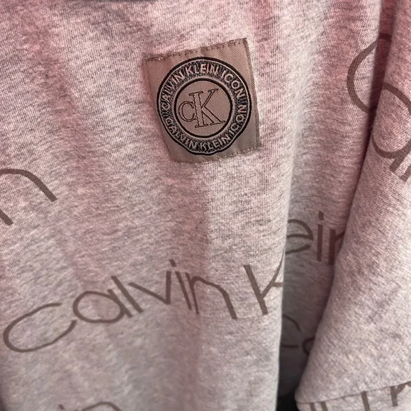 Size medium authentic Calvin Klein (CK) light crew neck. - Picture 3 of 4